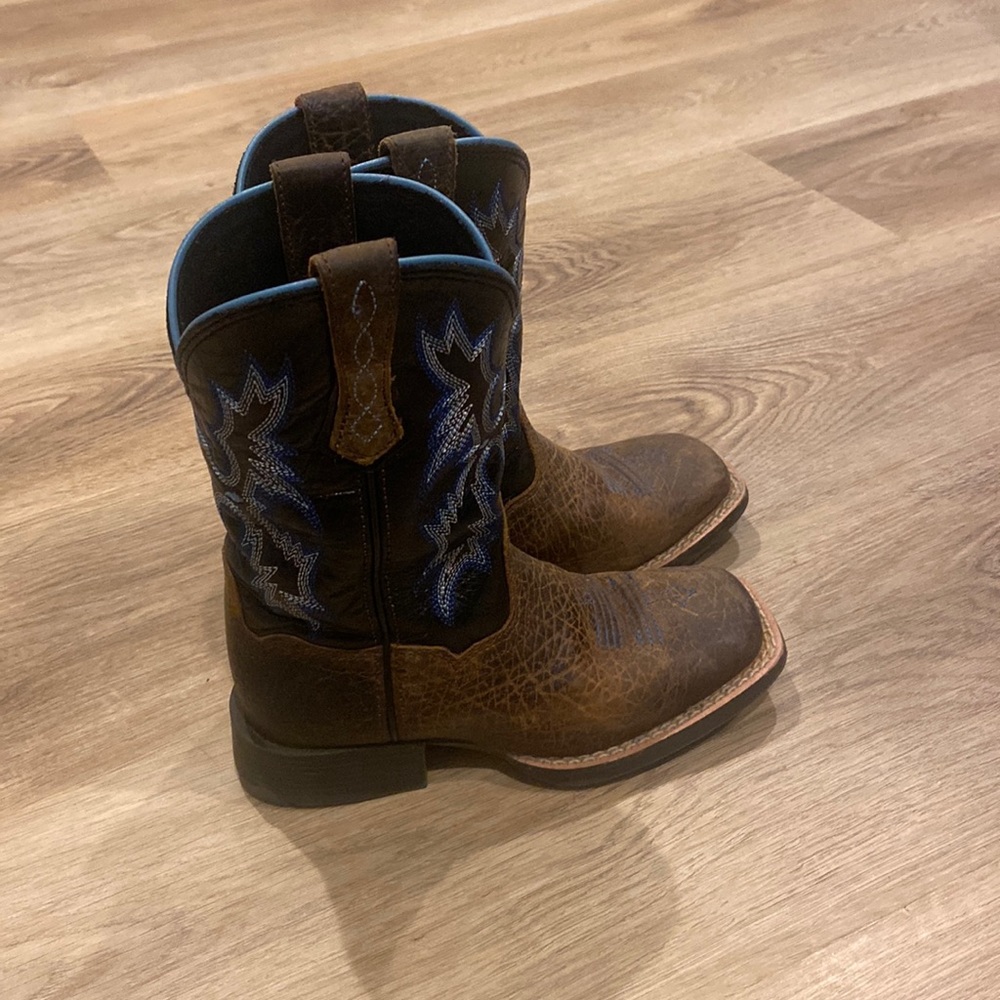 - Ariat boys boots size 10